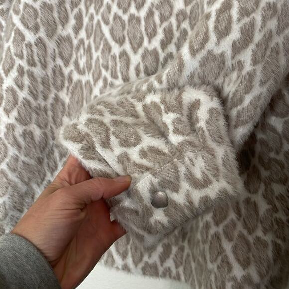 Mystree Neutral Leopard Fuzzy Jacket Size Small - Picture 8 of 9